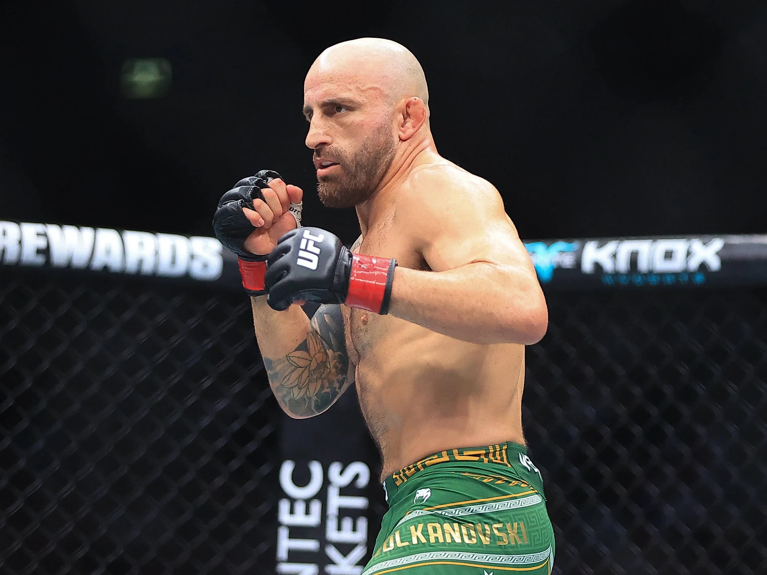 Alexander Volkanovski defends his featherweight title against Diego Lopes at UFC 325 in Sydney, setting the stage for his record-breaking championship run later that year. Photo: IMAGO / Arif Karim