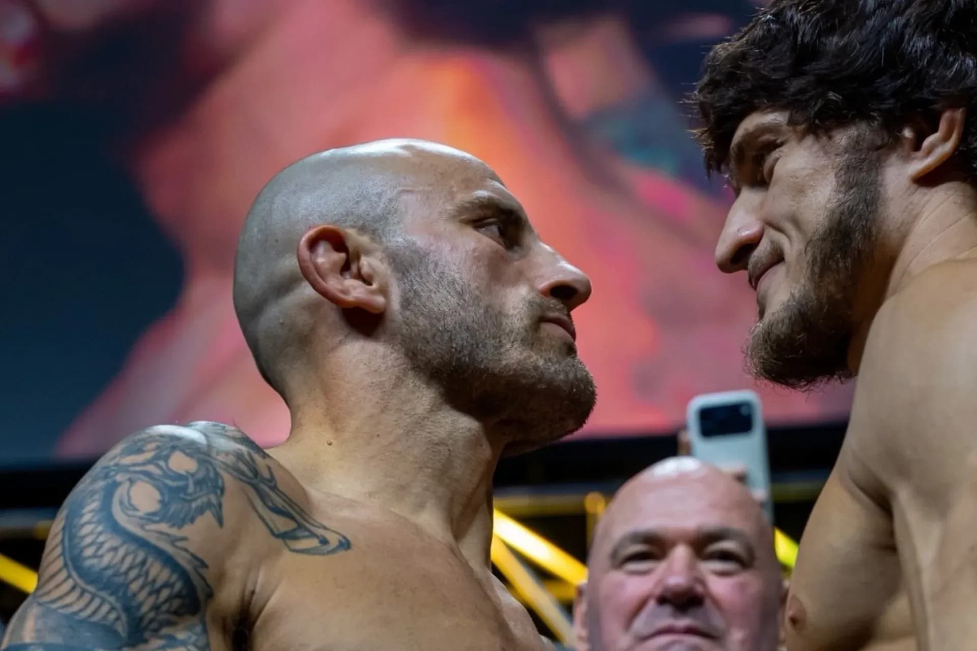 Alexander Volkanovski and Movsar Evloev.