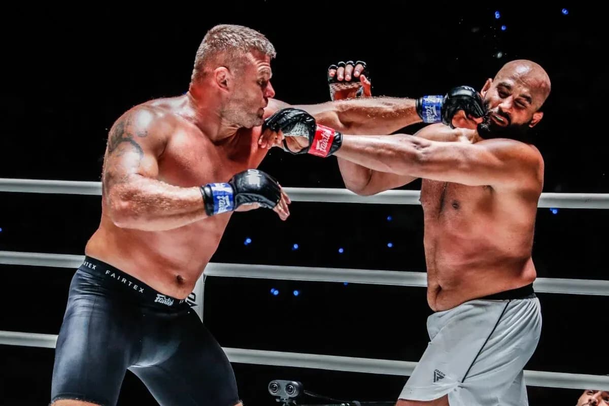 Anatoly Malykhin landing punch on Arjan Bhullar