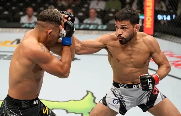 Julio Arce outpoints Daniel Santos at UFC 273