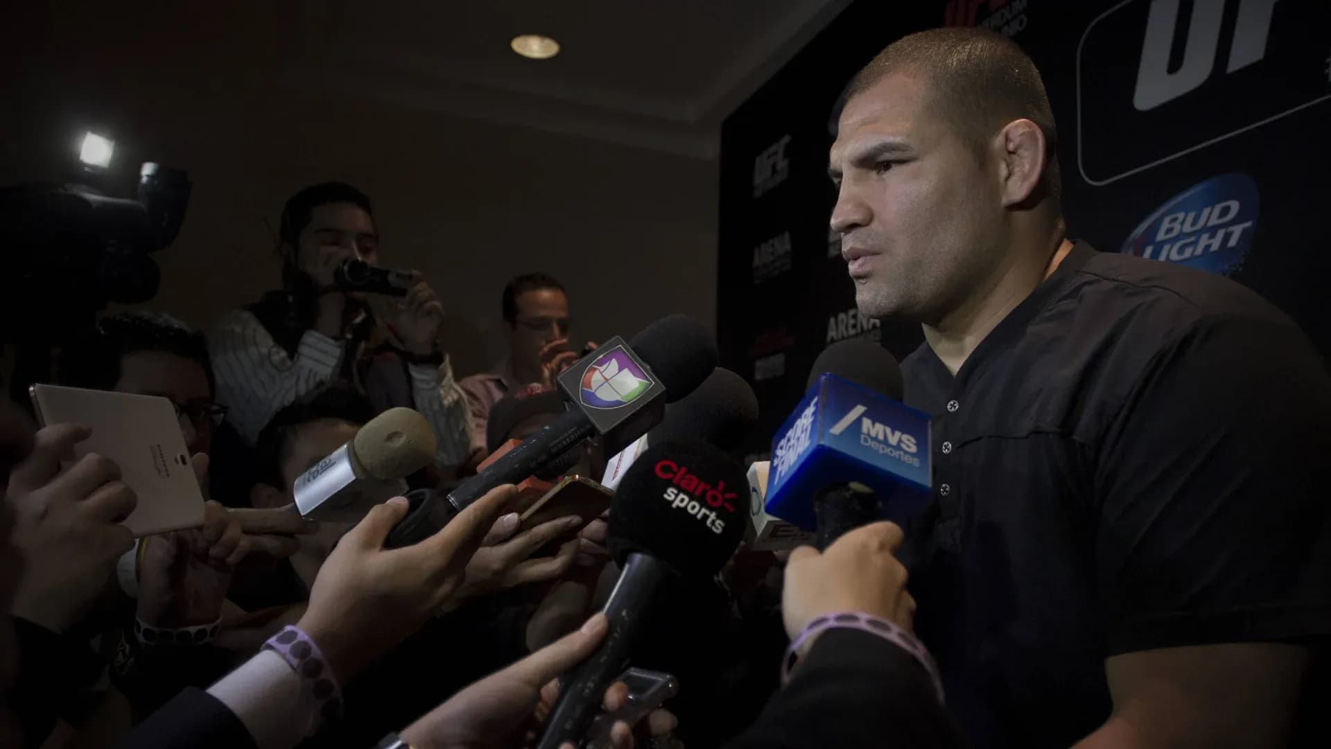(150320) -- MEXICO CITY, U.S. fighter Cain Velasquez answers questions during a press conference PK Pressekonferenz to present his next fight UFC 188 with Brazilian fighter Fabricio Werdum in Mexico City, capital of Mexico, on March 19, 2015. Alejandro Ayala) (SP)MEXICO-MEXICO CITY-UFC-SPORTS-CONFERENCE e AlejandroxAyala