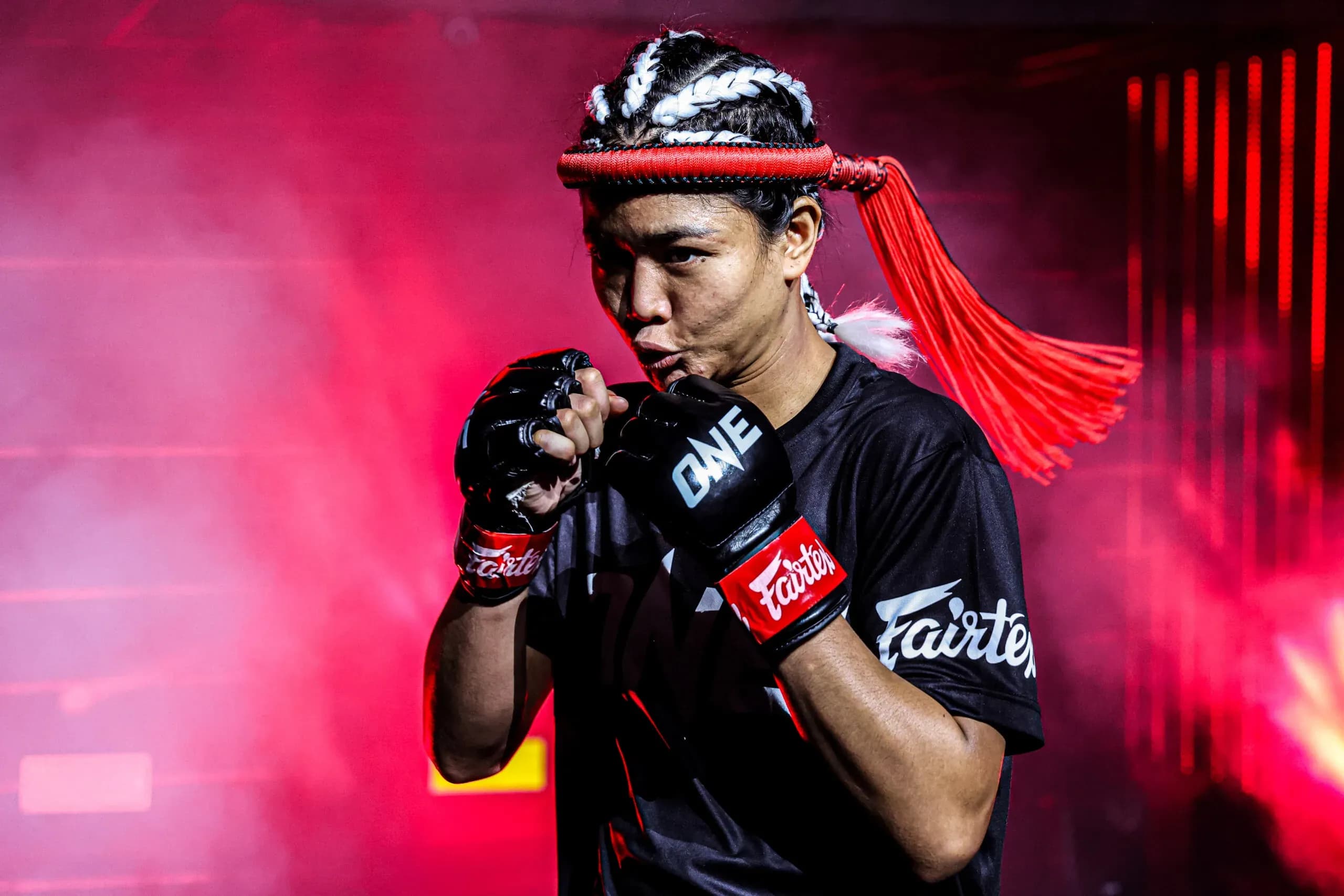 Muay Thai fighter Duangdawnoi "Little Star" Looksaikongdin makes her entrance
