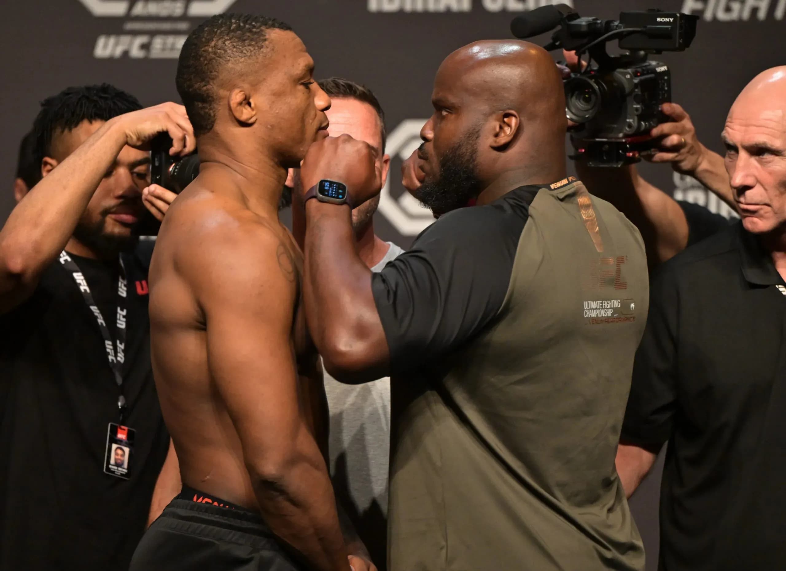 Derrick Lewis stares down with Jailton Almeida