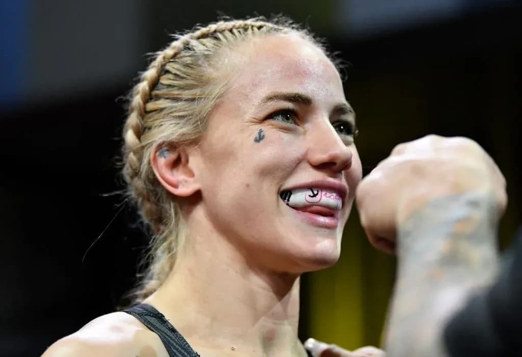 Jessica Rose Clark takes on Julia Stoliarenko at UFC 276