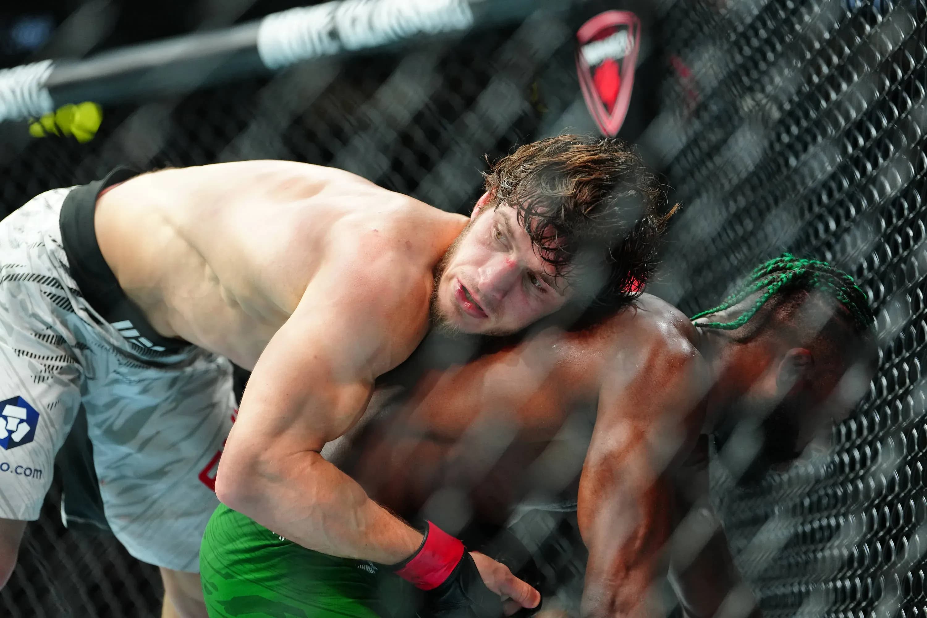 Movsar Evloev wrestles Aljamain Sterling