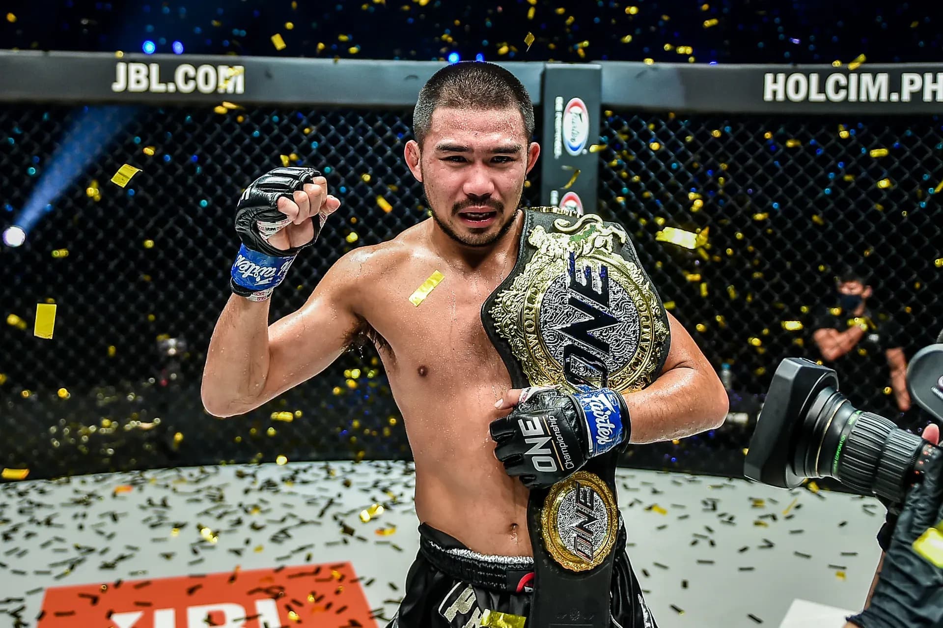 Pranjanchai PK Saenchai Celebrates Victory