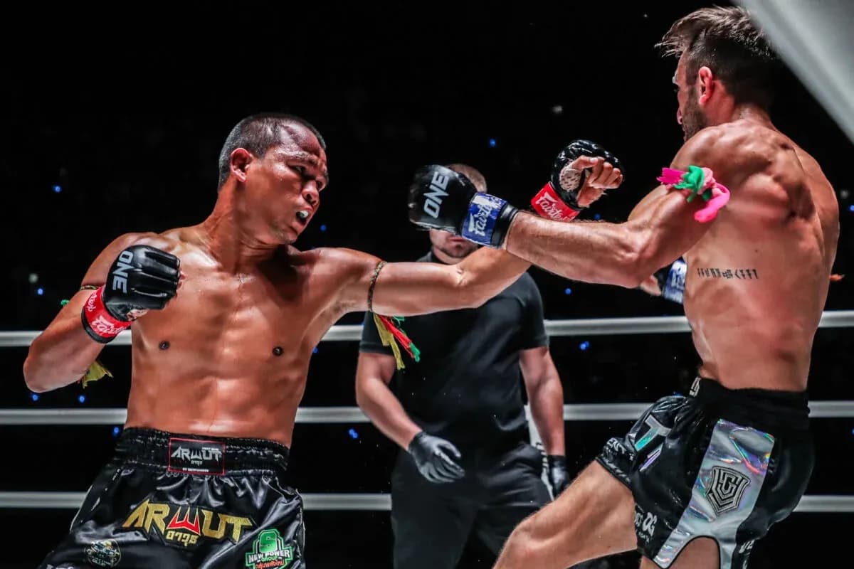 Seksan lands on his opponent