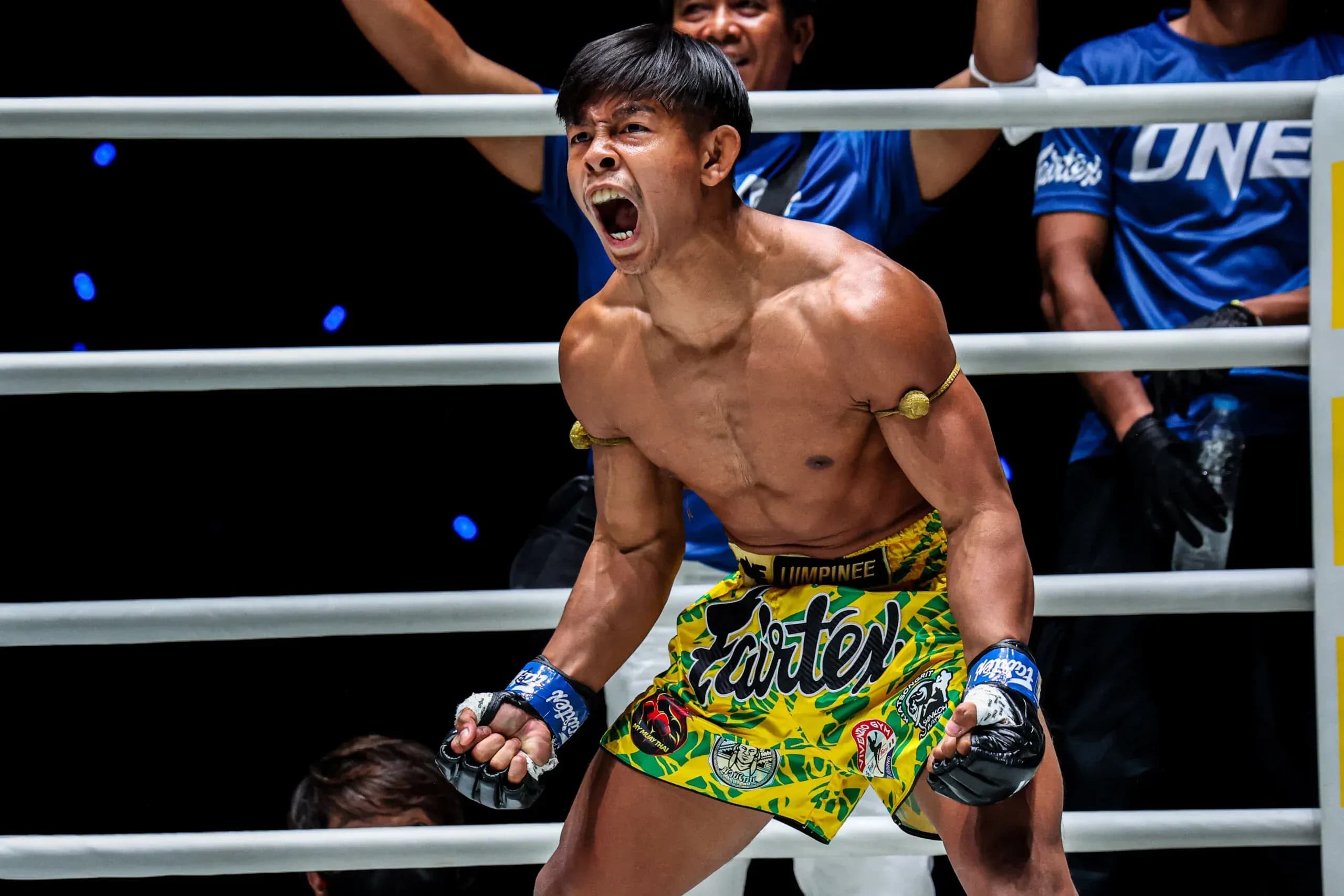 Songchainoi Kiatsongrit hulks up before his fight begins