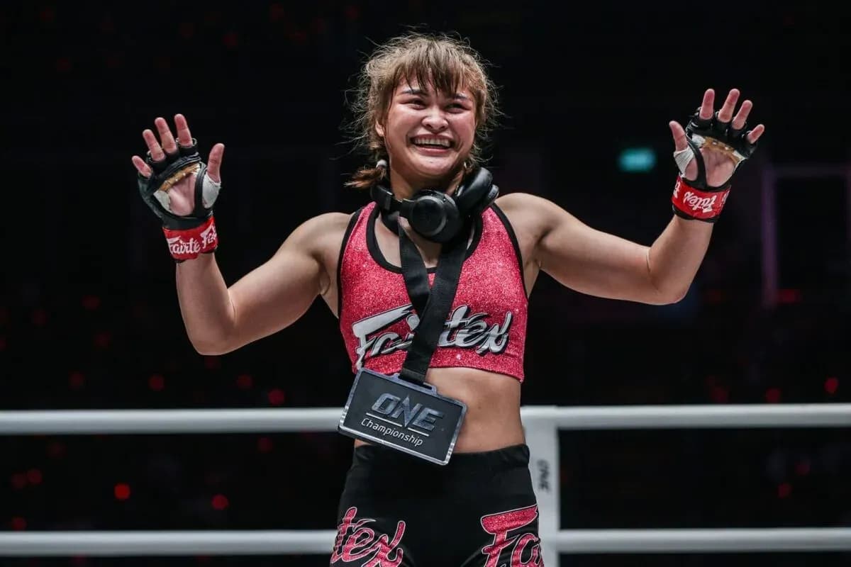 Stamp Fairtex celebrates a victory
