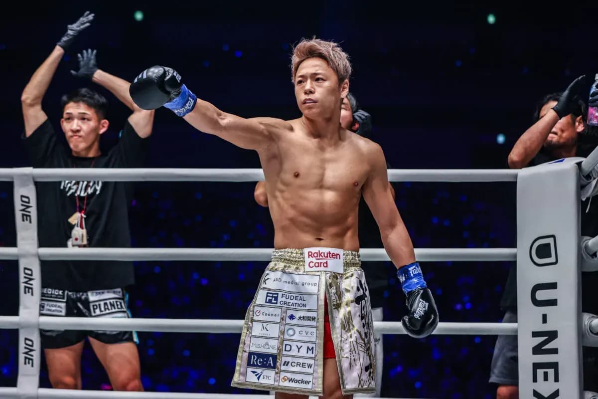 Takeru points across the ring