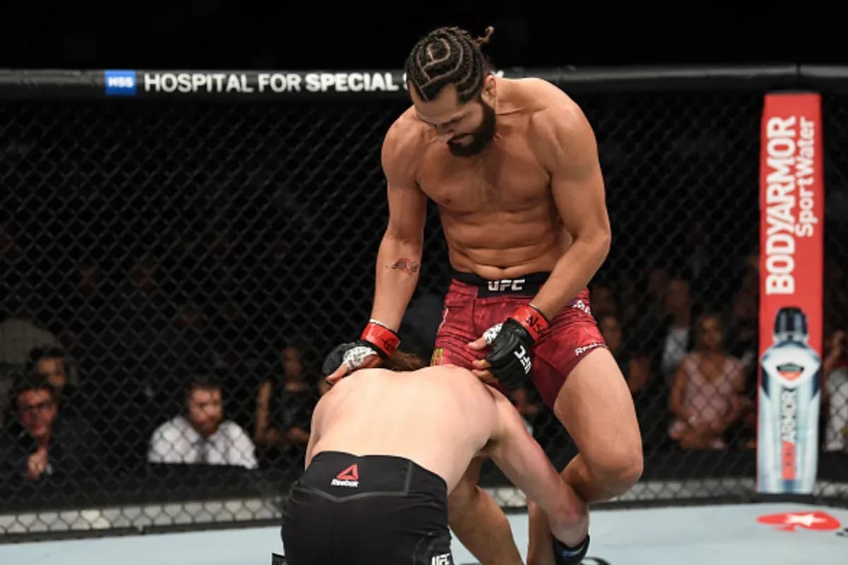 Jorge Masvidal Flying Knee KO's Ben Askren