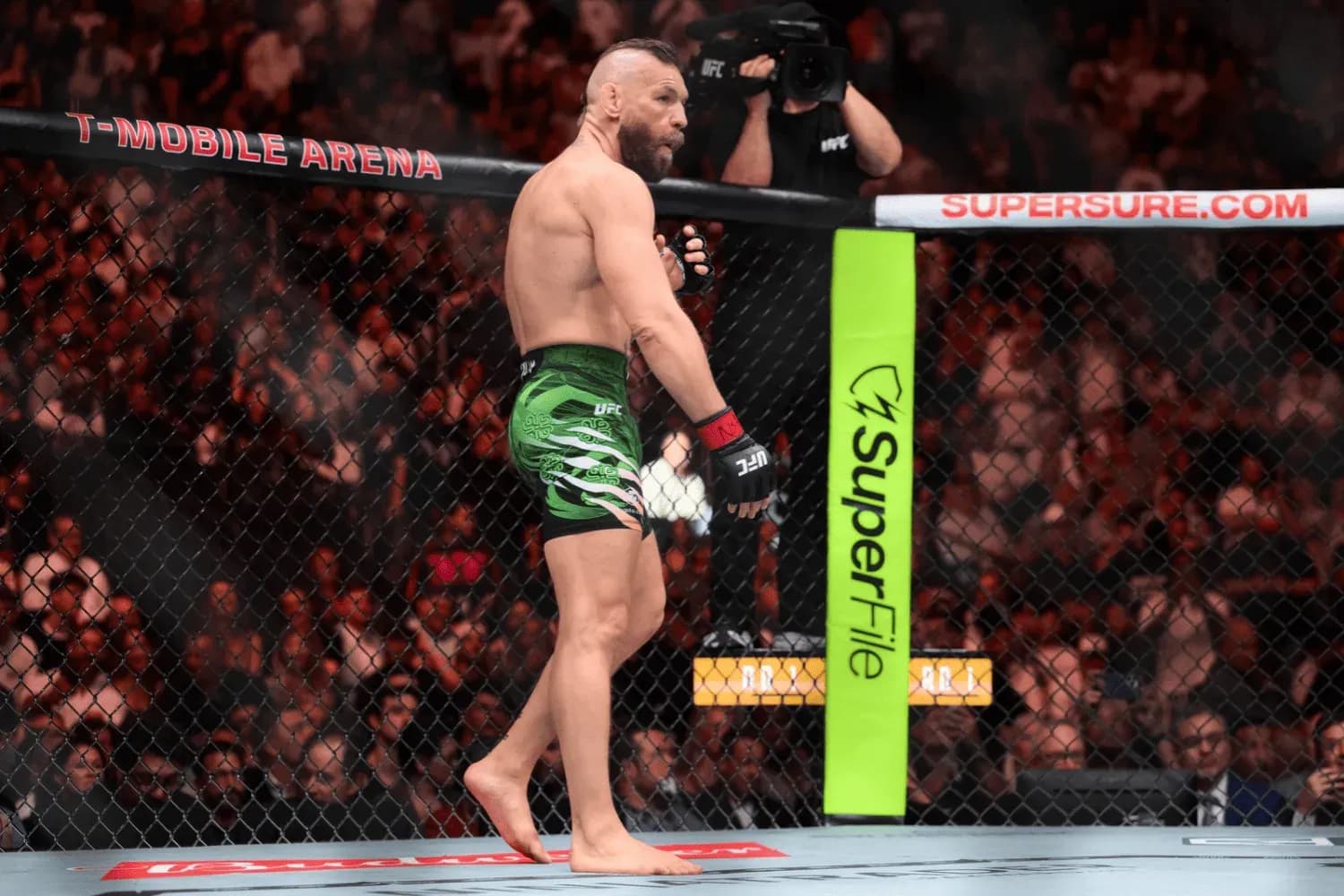 MAX HOLLOWAY defeated CONOR MCGREGOR by TKO (knee injury) at 1:09 of Round 1 during UFC 329