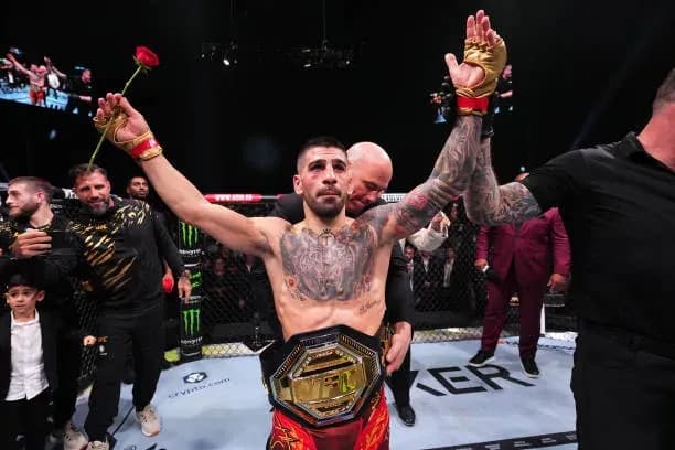 Ilia Topuria asipires to become double-champion.