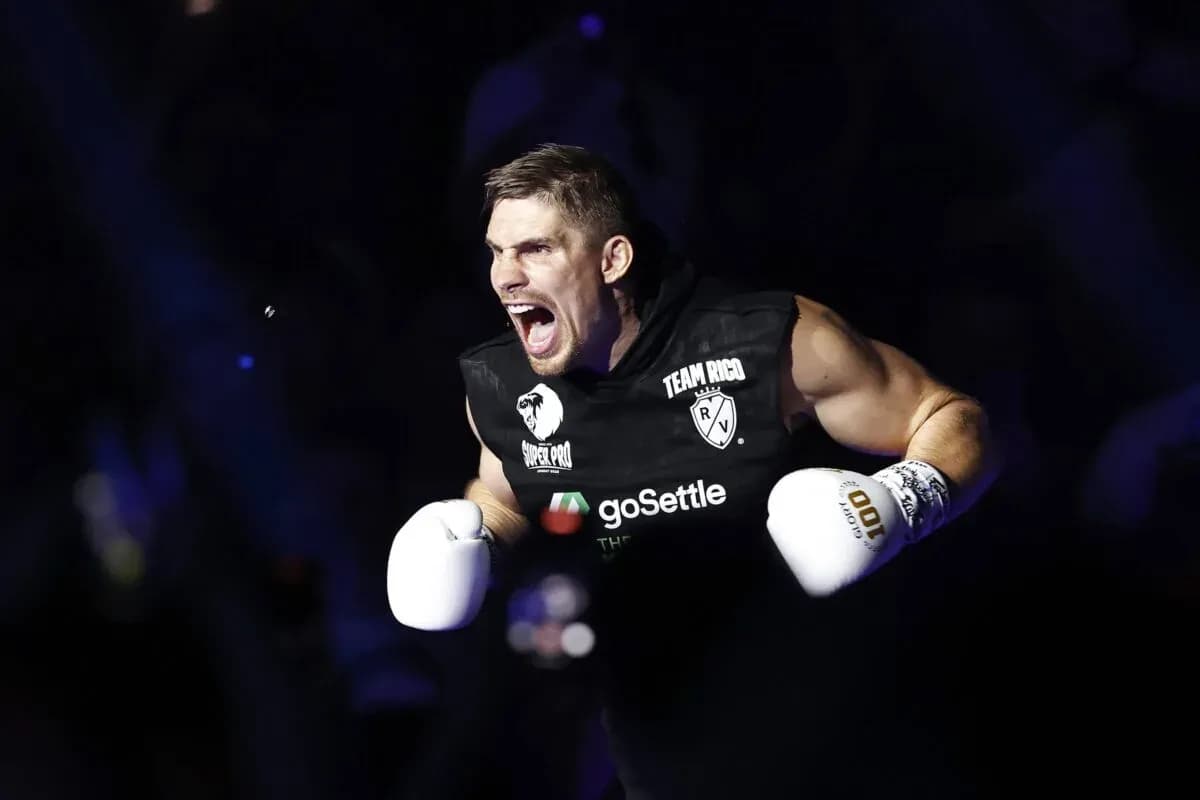 Rico Verhoeven runs to the ring