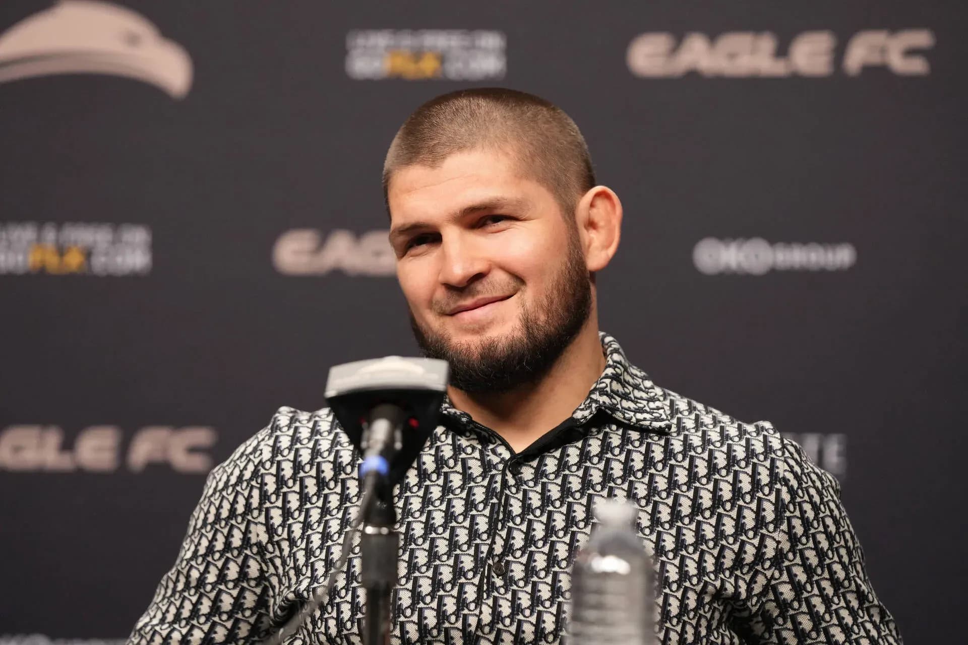 Khabib Nurmagomedov gets the vote against Islam Makhachev