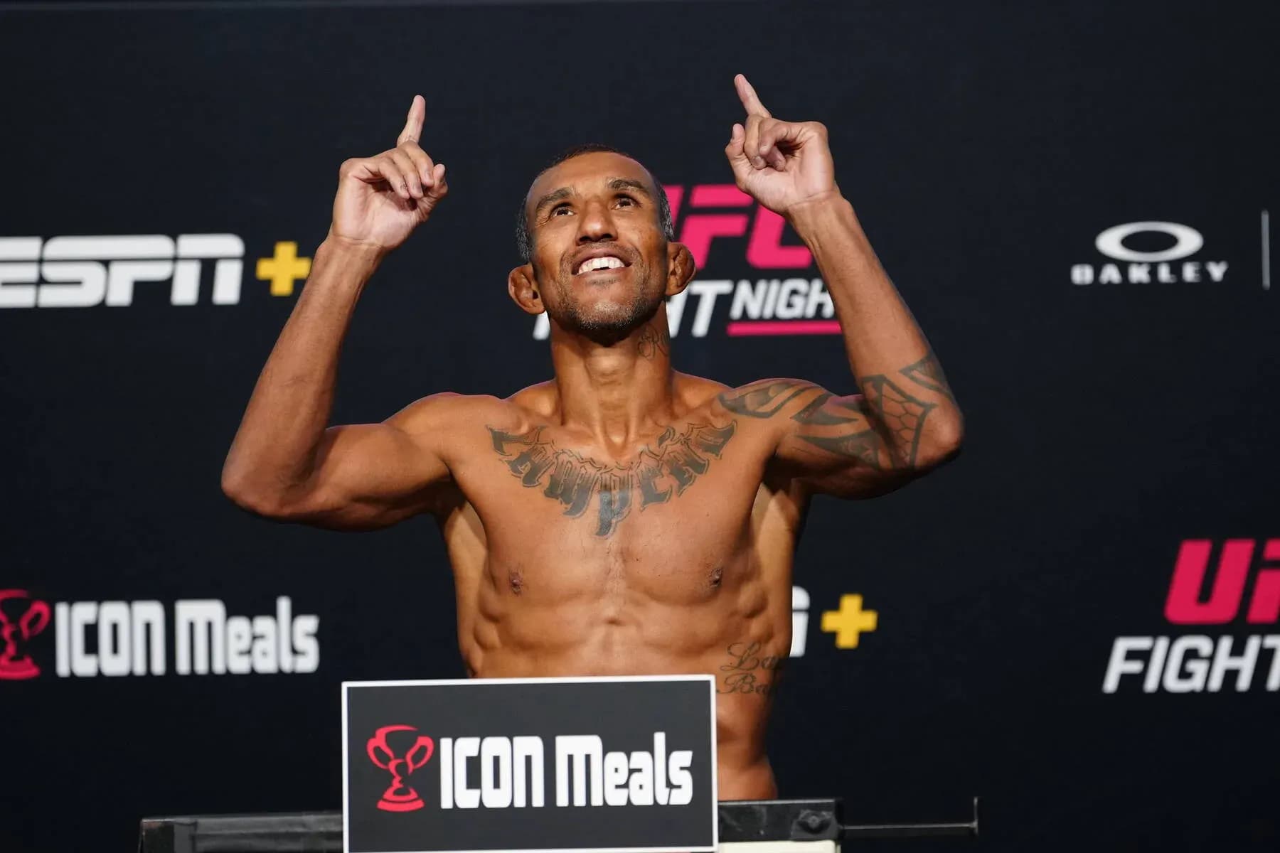 Raoni Barcelos leaves hospital after scary UFC Fight Night moment.