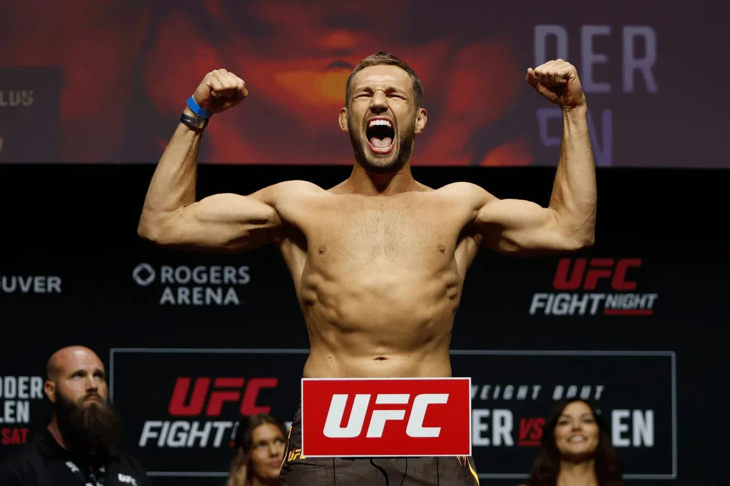 Reinier De Ridder poses after making weight at UFC Fight Night