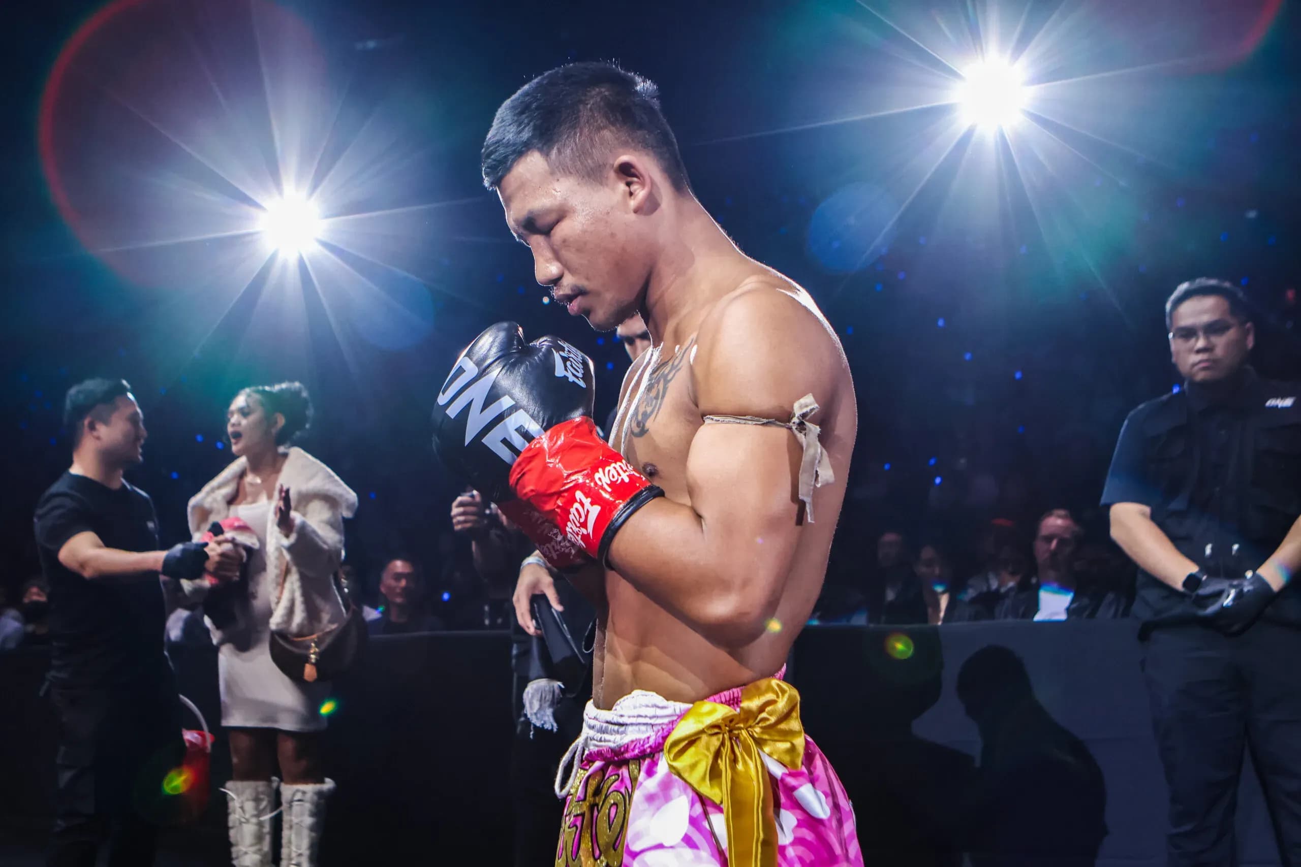 Muay Thai star Rodtang pays before his match