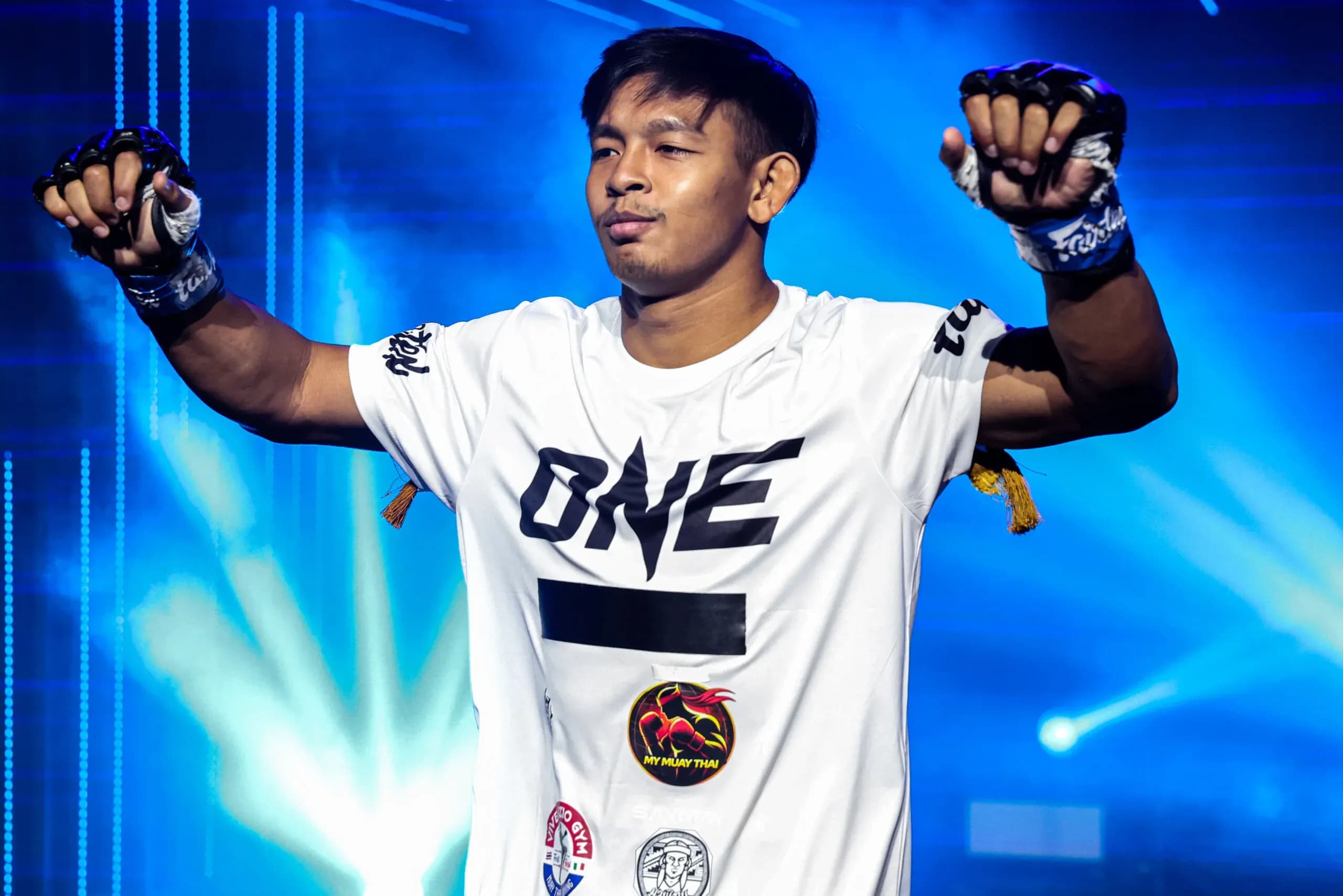 Muay Thai fighter Songchainoi Kiatsongrit makes his entrance