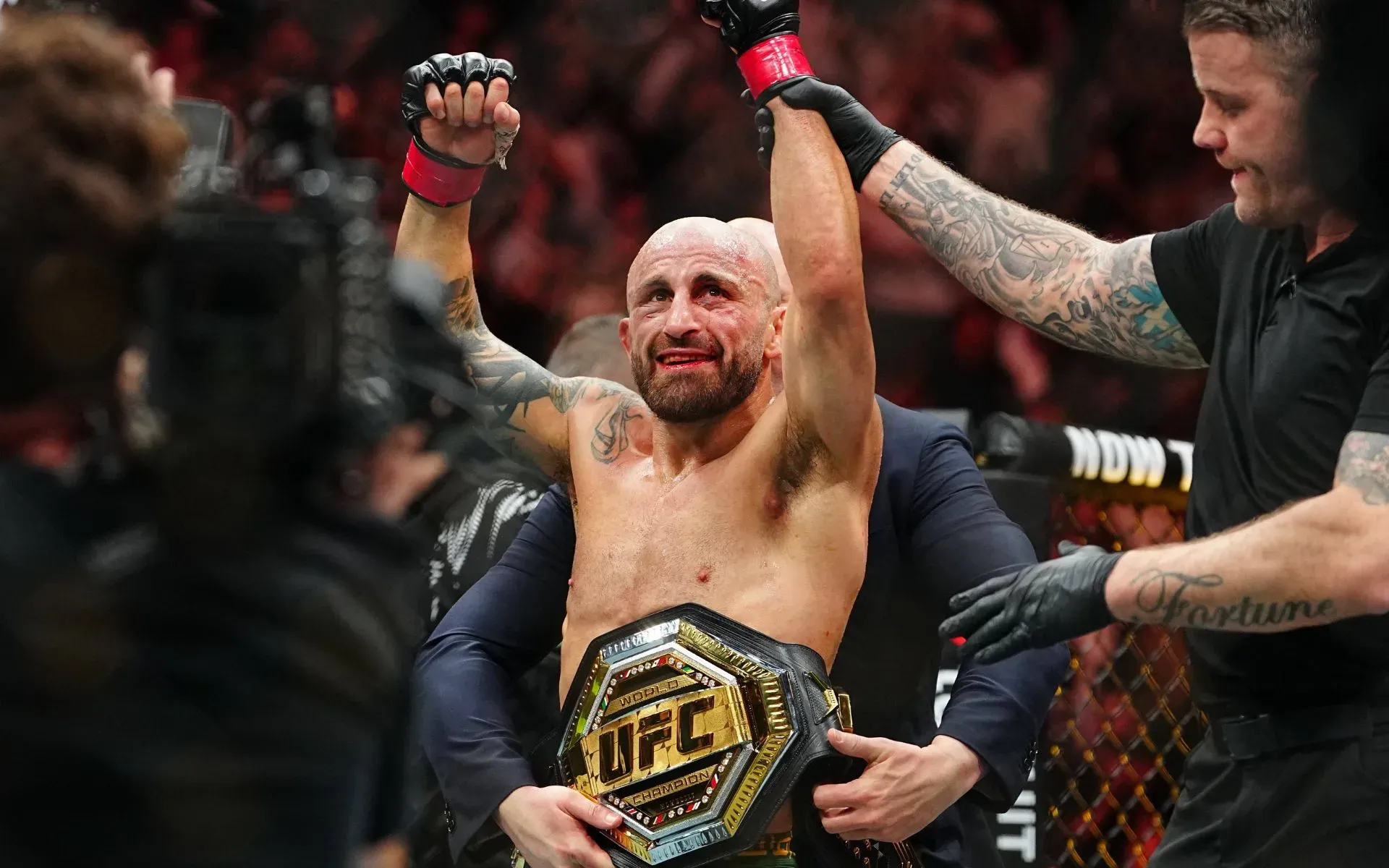 Alexander Back Alexander Volkanovski looks back at crowd booing Evloev