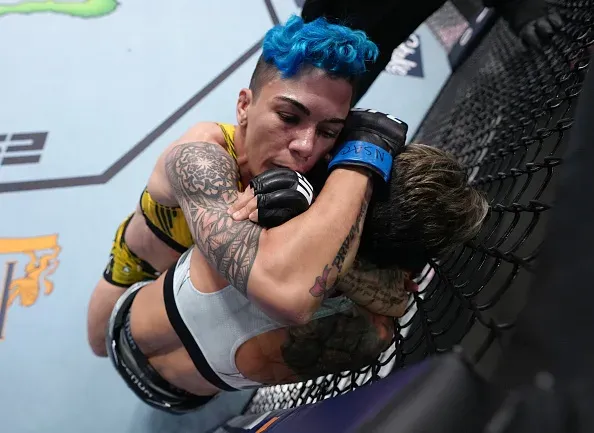 Andrade submits Lemos
