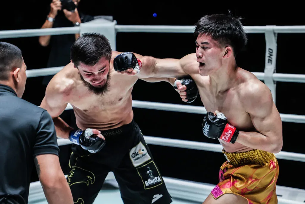 Muay Thai fighter Rambolek Chor Ajalaboon punches Abdulla Dayakaev