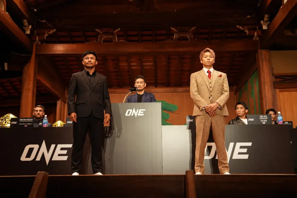 Rodtang and Takeru pose for the media at the ONE SAMURAI 1 Kickoff Press Conference