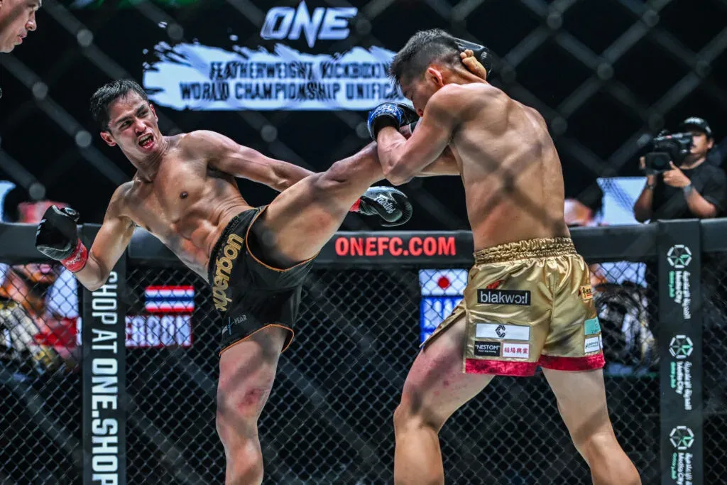 Superbon kicks Masaaki Noiri in the head