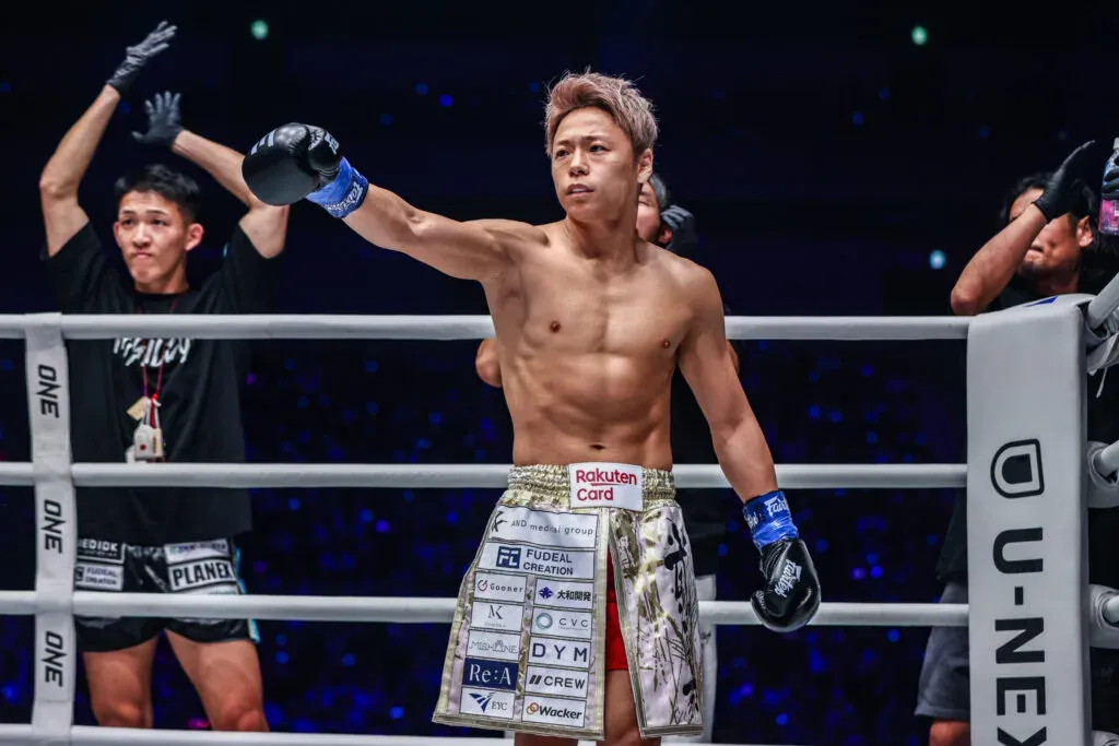 Takeru points across the ring