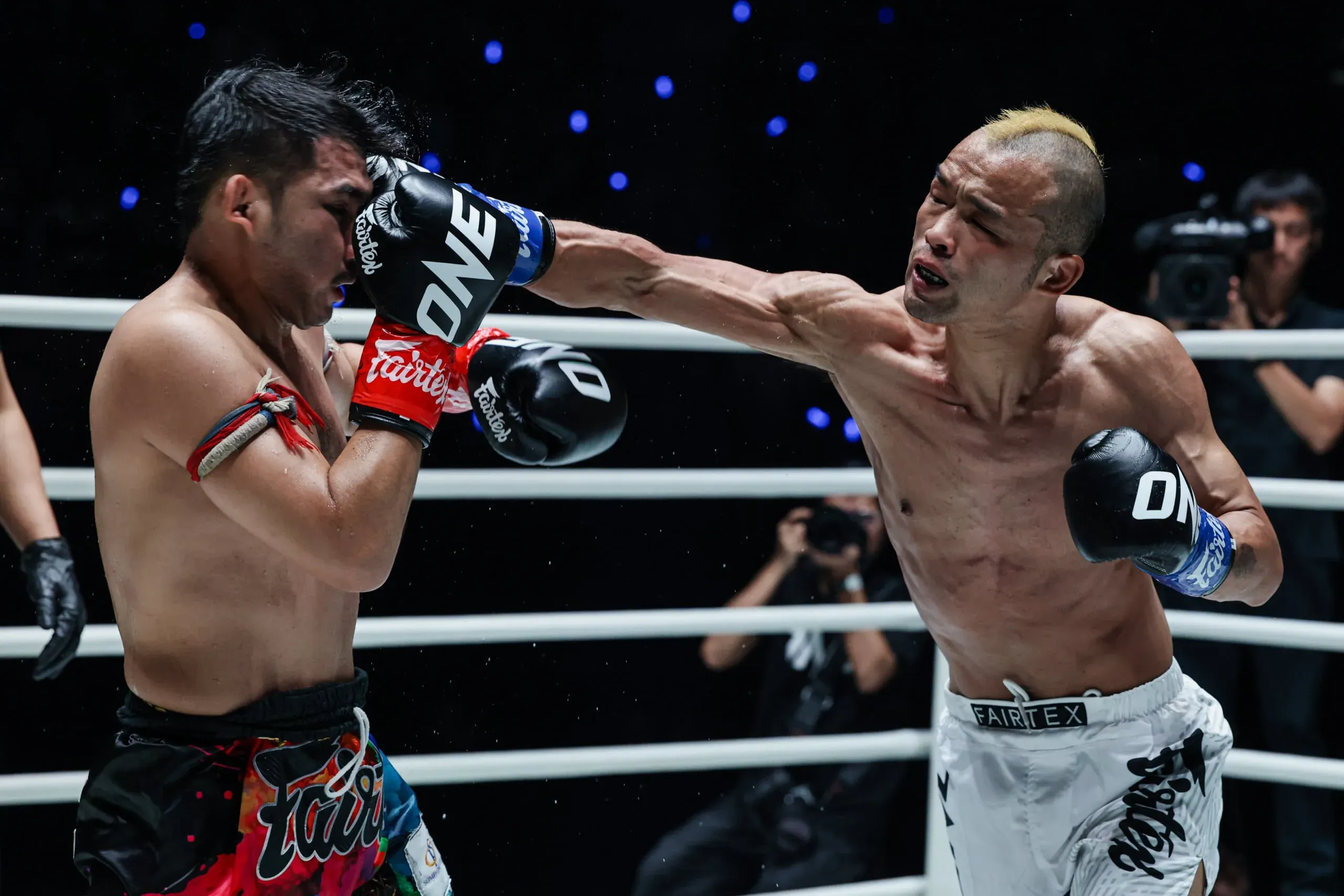 Wang Junguang punches Prajanchai in the face