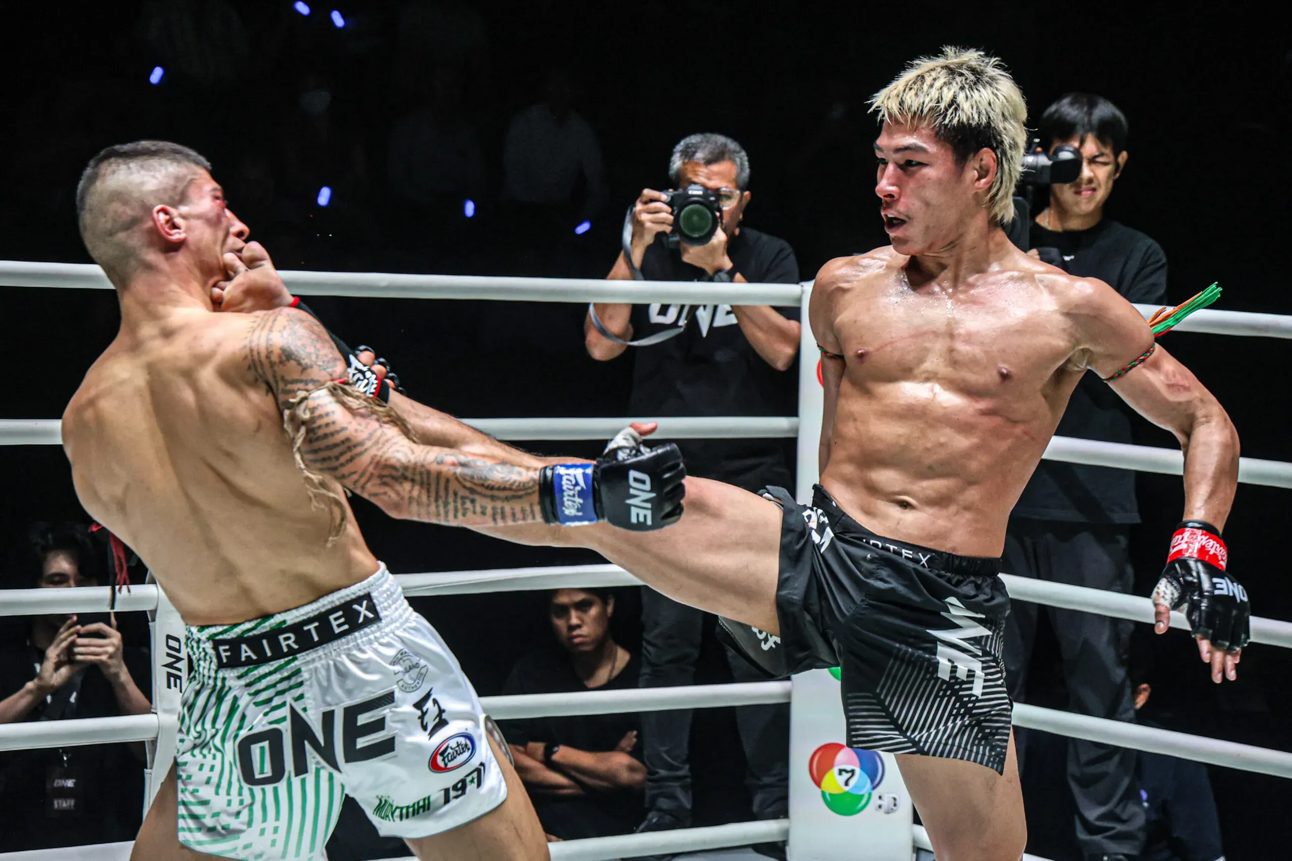 Muay Thai Yod-IQ kicks Alexey Balyko in the face