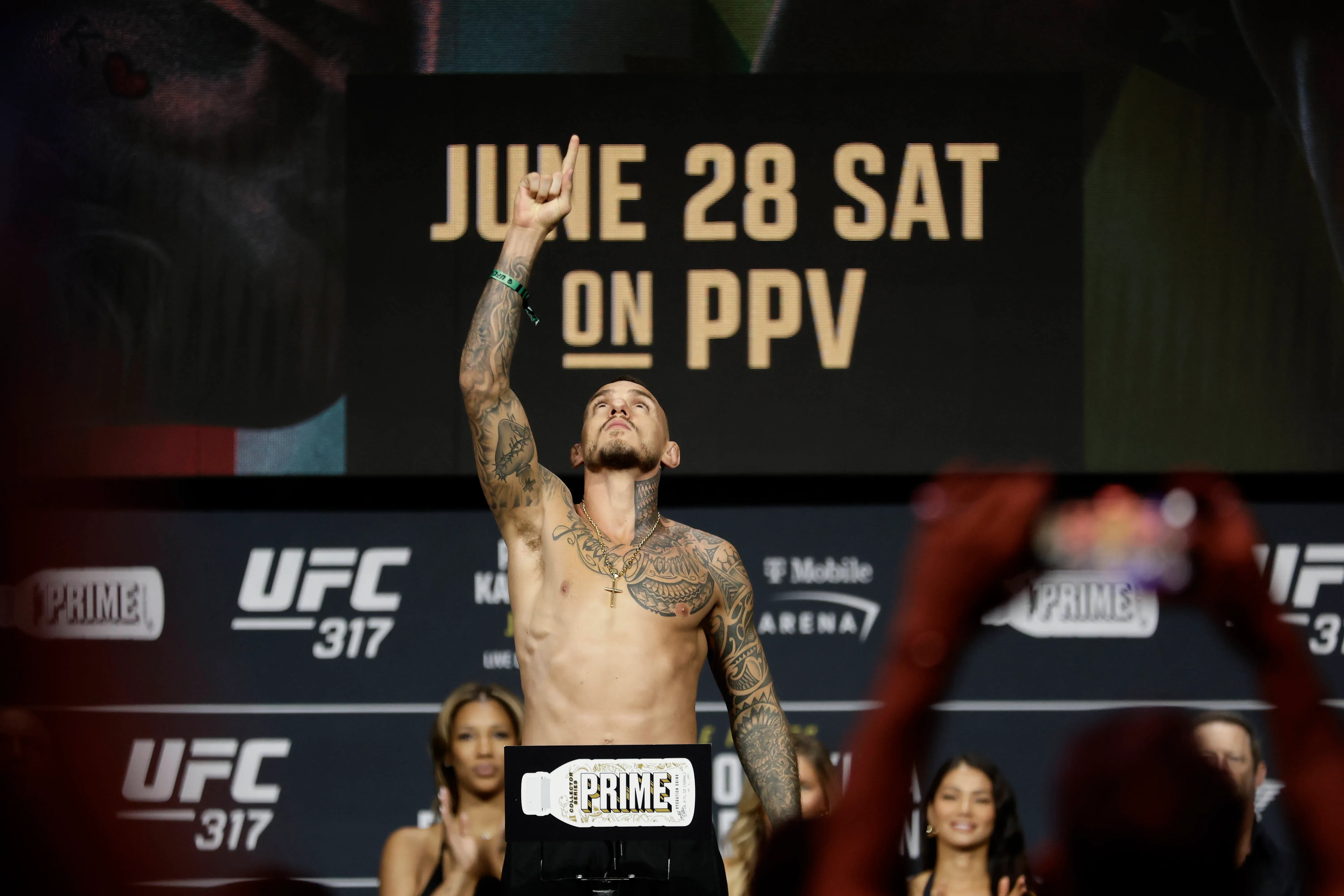 Renato Moicano submits Patricky Pitbull in grappling match
