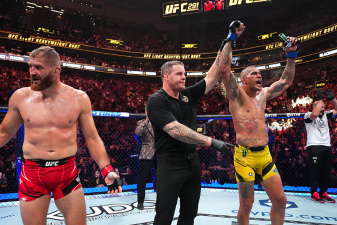 Alex Pereira defeats Jan Blachowicz at UFC 291