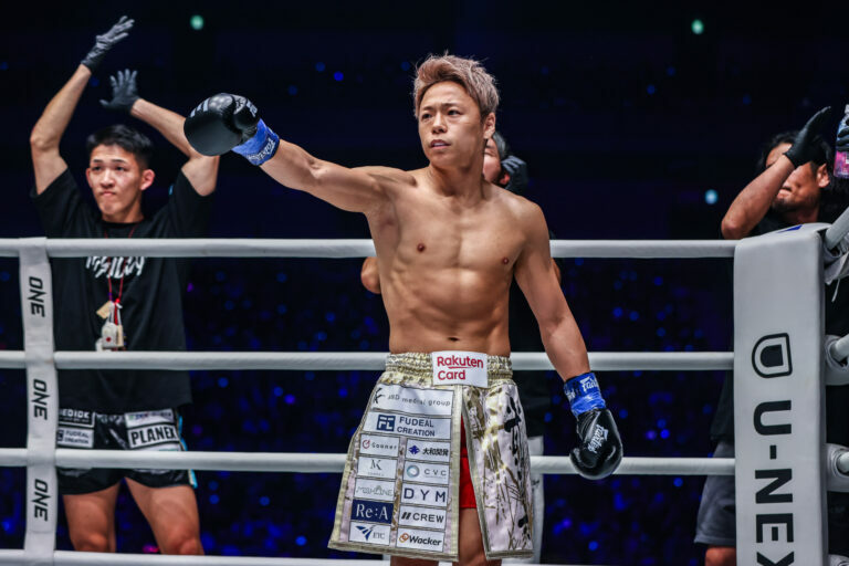 Takeru points across the ring