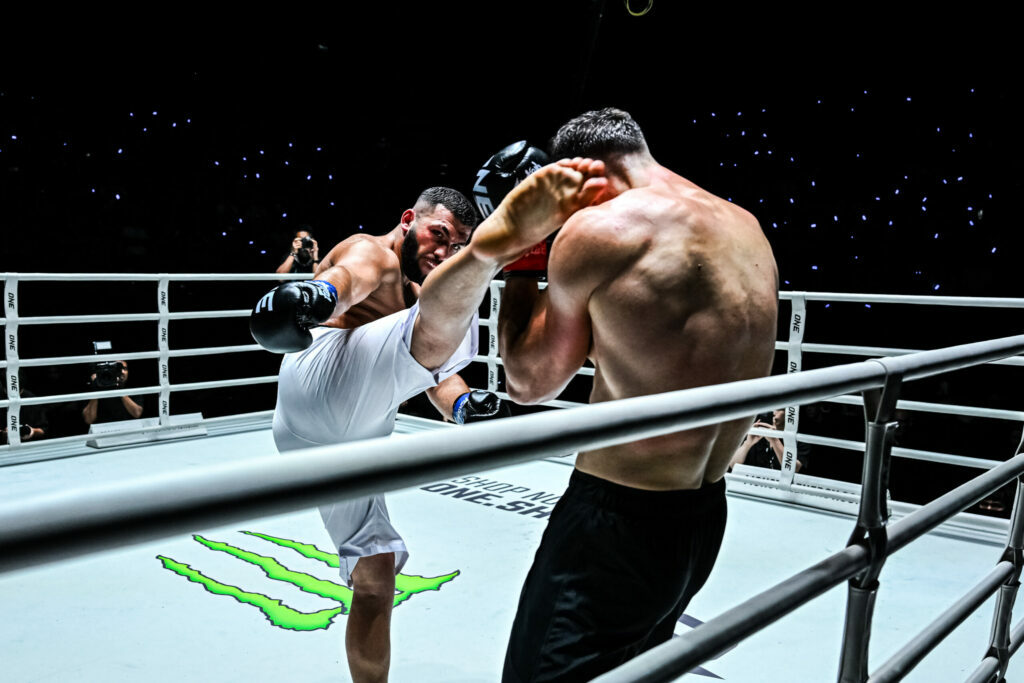 Kickboxer Samet Agdeve kicks Roman Kryklia in the head