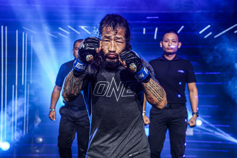 Mongolian MMA fighter Enkh Orgil Baatarkhuu makes his entrance