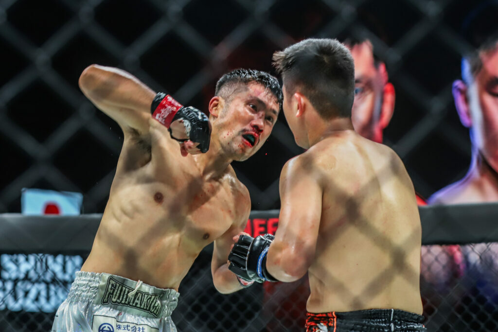 Japanese Muay Thai fighter Shinji Suzuki throws a punch at Han Zi Hao