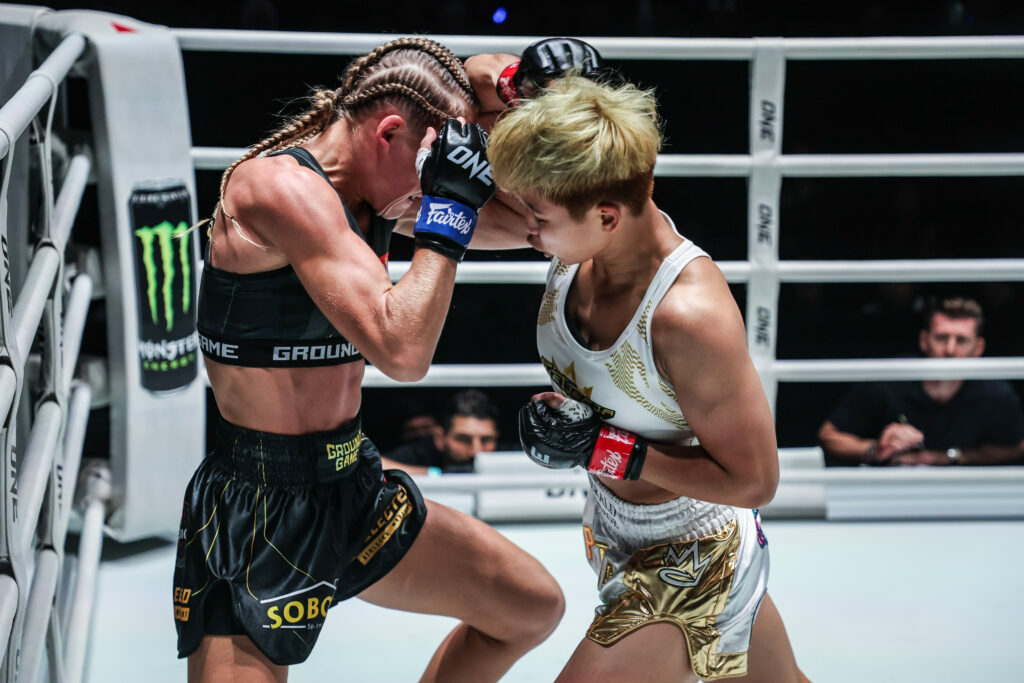 Phetjeeja smashes Martyna Dominczak with an elbow