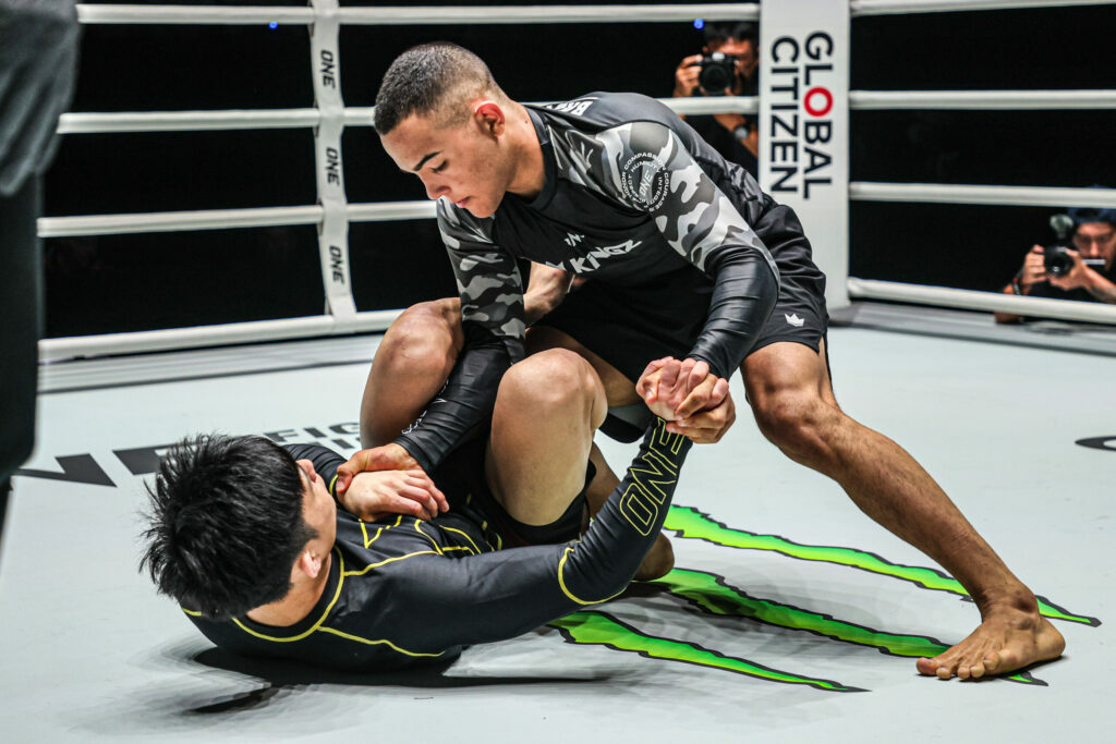 Diogo "Baby Shark" Reis tries to pass Shoya Ishiguro's guard