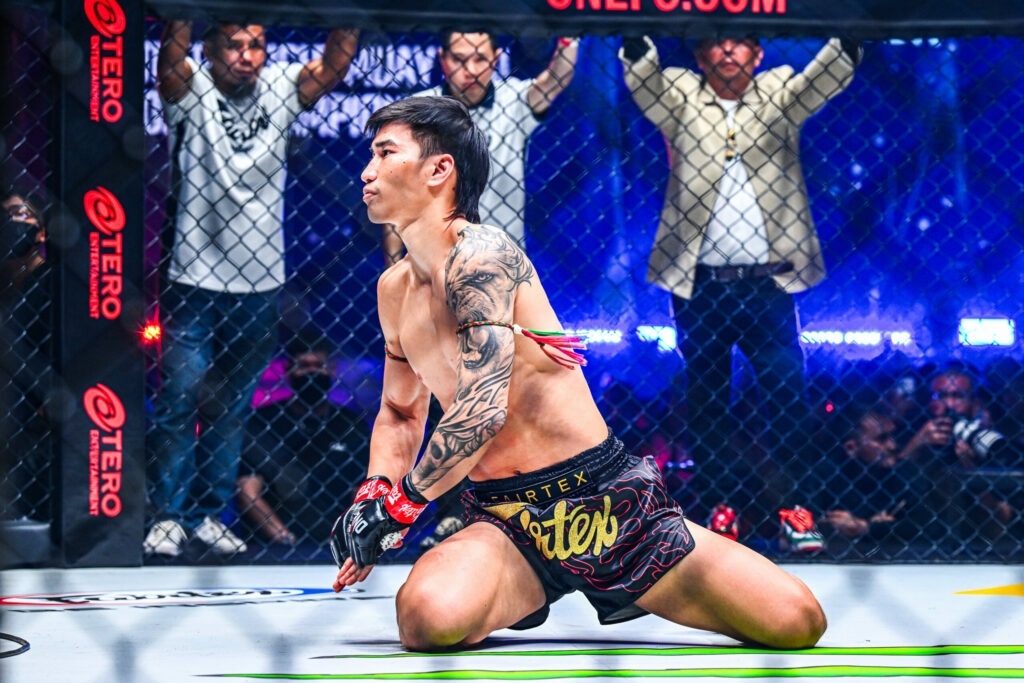 Tawanchai PK Saenchai performs Wai Kru in the cage